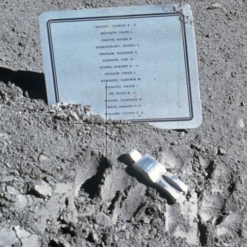 Há uma escultura na Lua: conheça a peça Astronauta Caído