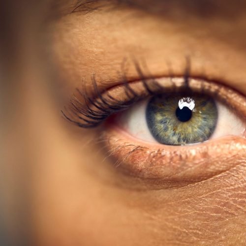 Injeções de ouro nos olhos: tratamento promete reverter cegueira com nanopartículas