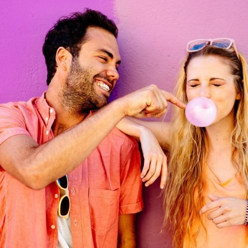 A goma de mascar é feita do material de pneus e causa poluição plástica