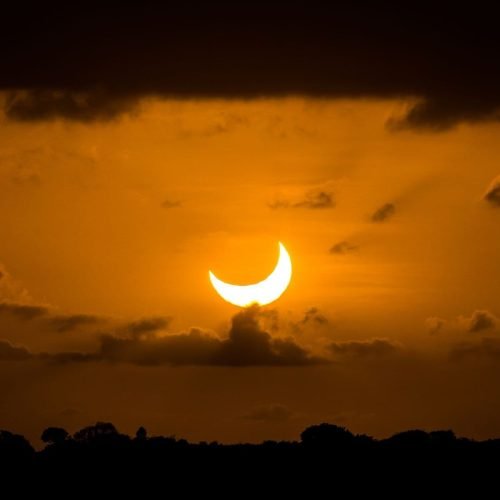 Eclipse solar parcial: saiba como assistir, o evento que acontece no próximo sábado (29)