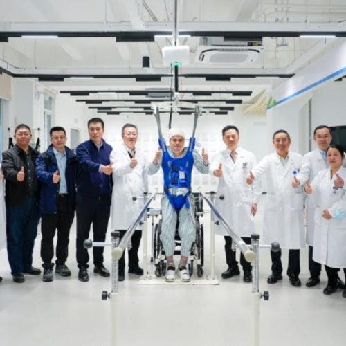 Pacientes paralisados voltam a andar após implante cérebro-espinhal inovador feito na China