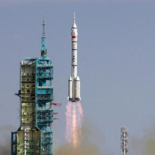 China lança três astronautas em missão para a estação espacial chinesa