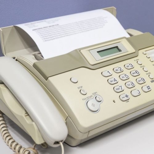 Que fim levou o fax, a tecnologia de enviar documentos impressos usando a linha telefônica?