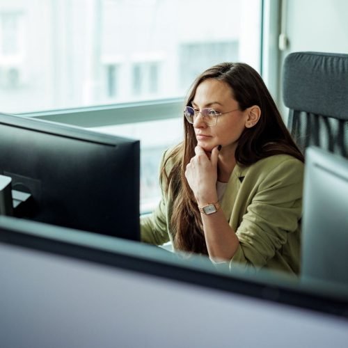Trabalhadores podem economizar 122 horas por ano se adotarem a IA, afirma Google