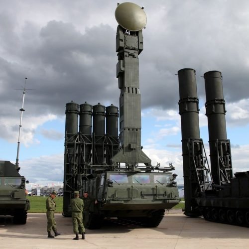 Drone ucraniano destrói lançador de mísseis do sistema S-300VM da Rússia; imagens