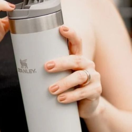 Compre uma garrafa Stanley e ganhe uma ecobag; saiba quais são os modelos disponíveis