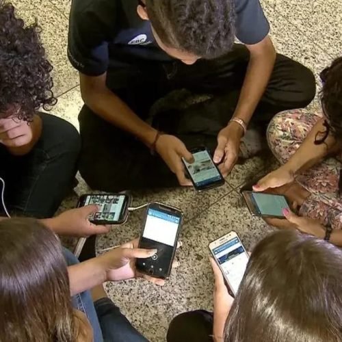 Dinamarca também proíbe celulares nas escolas, seguindo Brasil – The BRIEF