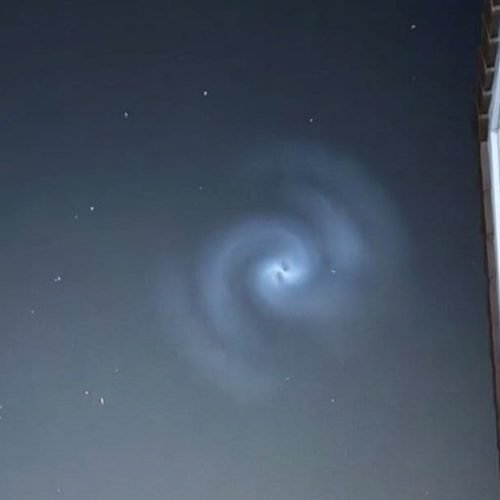 Aliens, galáxia ou avião? Cientistas explicam espiral no céu que assustou europeus