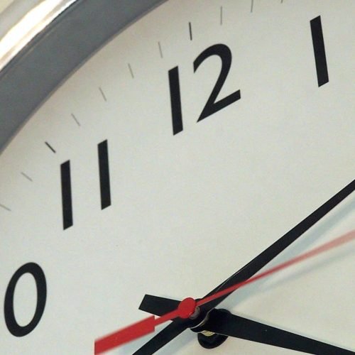 Por que os relógios giram no sentido horário? A ciência responde!