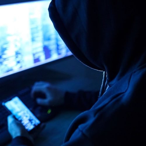 Saiba como policiais infiltrados em redes sociais e mensageiros têm impedido estupros virtuais