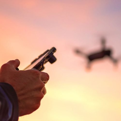 Reportagem mostra ucranianos matando soldado russo com drone controlado por joystick
