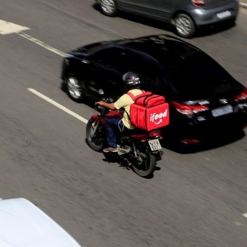 iFood reajusta taxa mínima paga aos entregadores; saiba qual será o valor