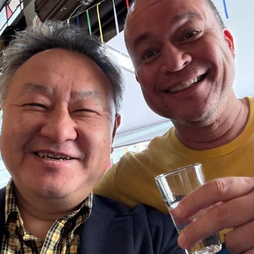 Ex-Playstation, Shuhei Yoshida bebe cachaça e come cachorro-quente na Gamescom Latam