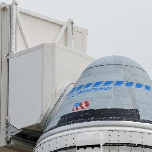 Boeing adia 1º voo espacial tripulado Starliner por novos problemas