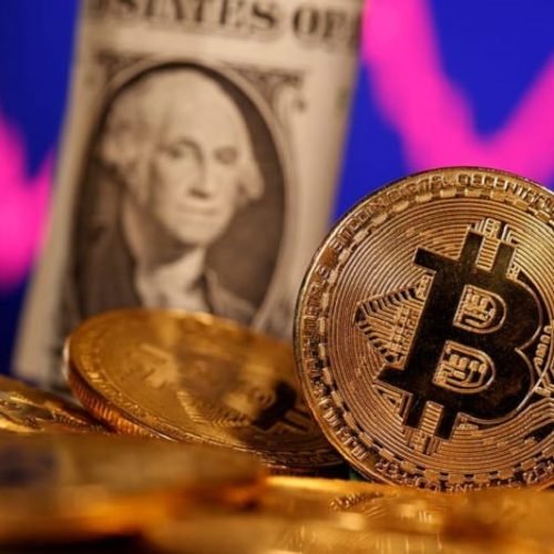 Bitcoin volta a subir com otimismo sobre lançamento de ETFs Por Investing.com