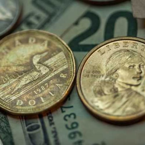 Loonie’s Rally Checked by Crude Oil and U.S. Rates