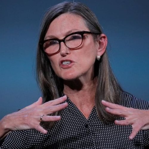SEC atrasa oficialmente análise do pedido de ETF de Bitcoin da ARK Invest de Cathie Wood Por CriptoFácil