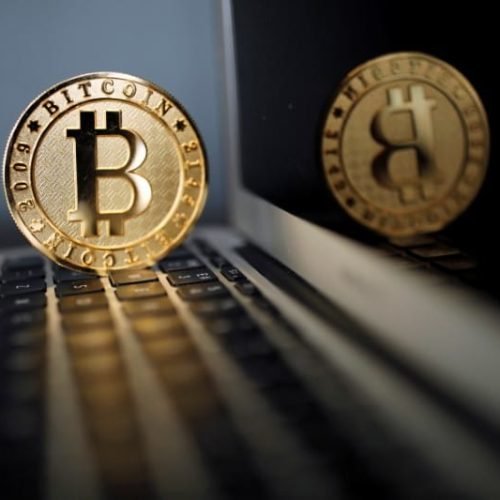 Nova liderança da SEC de Trump está pronta para iniciar revisão sobre criptomoedas, dizem fontes Por Reuters