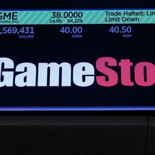 Ações da GameStop despencam após estratégia da empresa com bitcoin levantar dúvidas