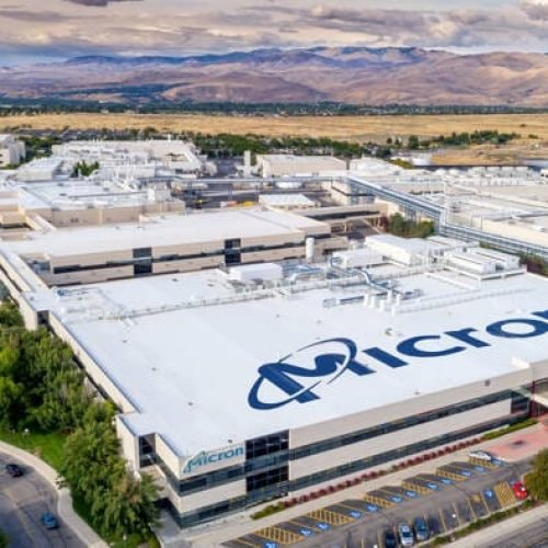 Nasdaq 100: Micron Pops on AI Demand as FedEx, Nike Warnings Weigh on Sentiment