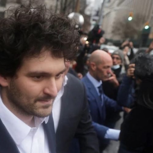 Sam Bankman-Fried volta a depor em julgamento de fraude Por Reuters