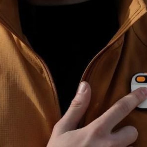 Broche com IA que promete ser um 'celular sem tela' frustra em testes