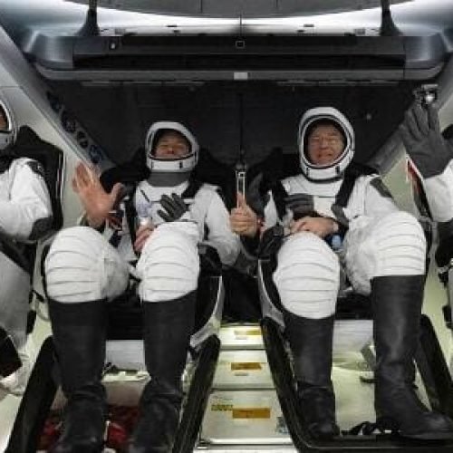 Cápsula da SpaceX pousa no mar após 6 meses no espaço