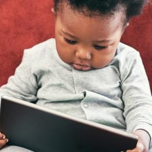 Acesso de crianças de 0 a 2 anos à internet sobe quase 400% desde 2015