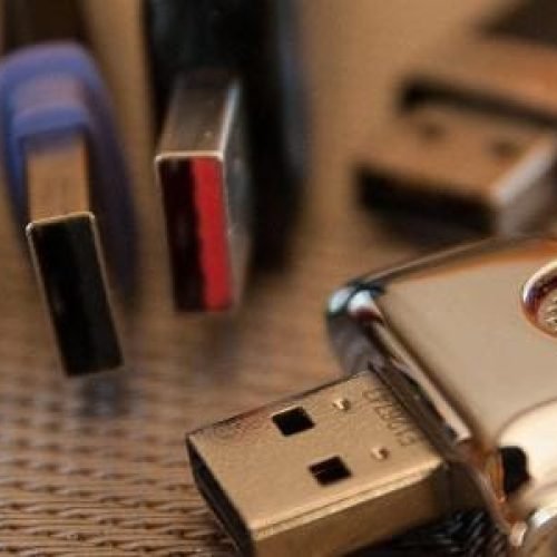 Por que há portas USB de diversas cores? Cada uma tem um significado