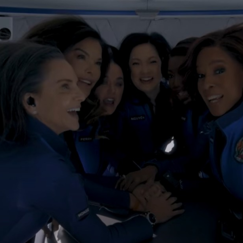 VÍDEO: Katy Perry flutua no espaço durante viagem da Blue Origin