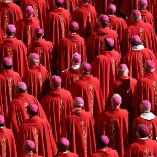 Jogo online permite escalar cardeais em um time de futebol; entenda