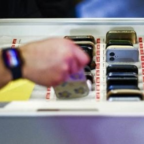 jovens pagam para entrar em festa sem celular