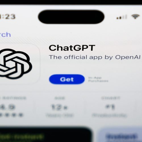 ChatGPT terá versão física? Por que a OpenAI comprou startup do criador do visual do iPhone