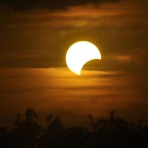 Primeiro eclipse solar de 2025 acontece no sábado (29)