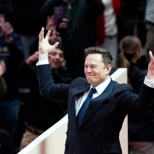 Autoridades europeias repudiam suposto gesto nazista de Musk; bilionário ataca Scholz