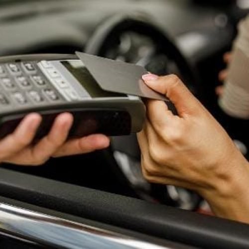 ‘Só encostar!’ Muita gente teme usar cartão por aproximação; ele é seguro?