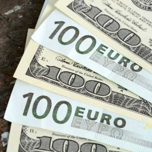 Investors Anticipate Powell’s Testimony as Euro Holds Steady