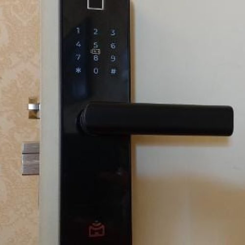 esta fechadura destrava com o dedo e deixa casa mais segura