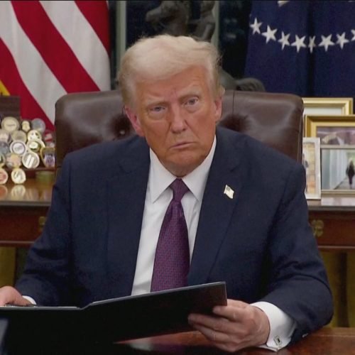 Trump concede perdão a criador de site de venda de drogas condenado à prisão perpétua