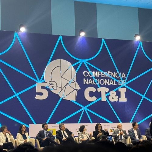 Ensino começa a integrar inteligência artificial no Brasil; especialistas veem oportunidade, mas com riscos