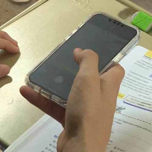 Distração ou recurso pedagógico? Como especialistas avaliam o uso de celulares nas escolas; veja perguntas e respostas