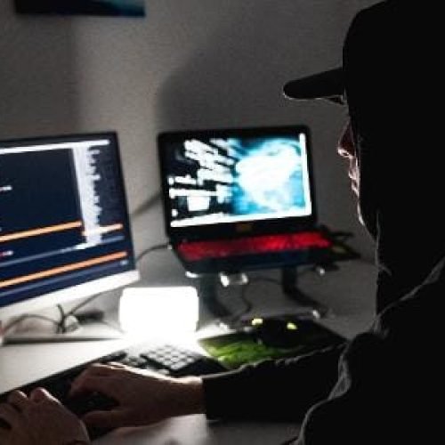 ‘Briga’ entre polícia e hackers acaba em condenação inédita