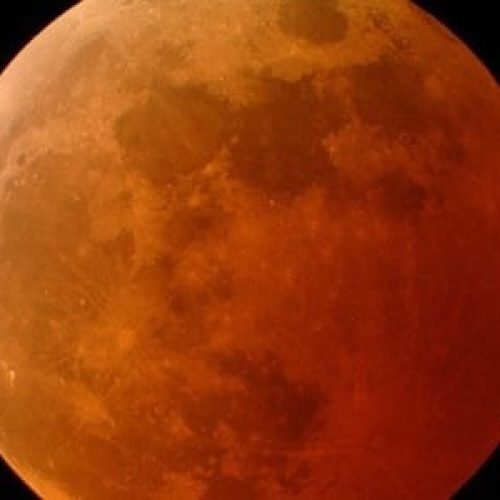 veja que horas começa o eclipse lunar hoje