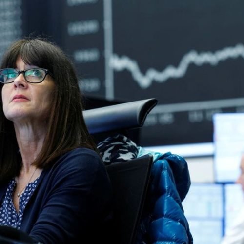 Mulheres investem cada vez mais, de olho no longo prazo, diz estudo Por Investing.com