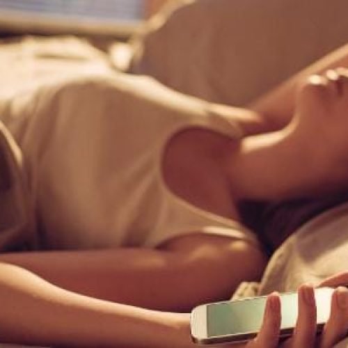 Celular emite radiação? Veja se há riscos ao dormir perto do aparelho