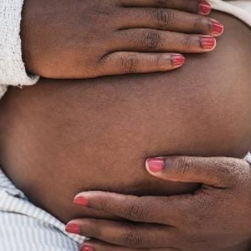 Por que os bebês dão chutes dentro e fora da barriga?