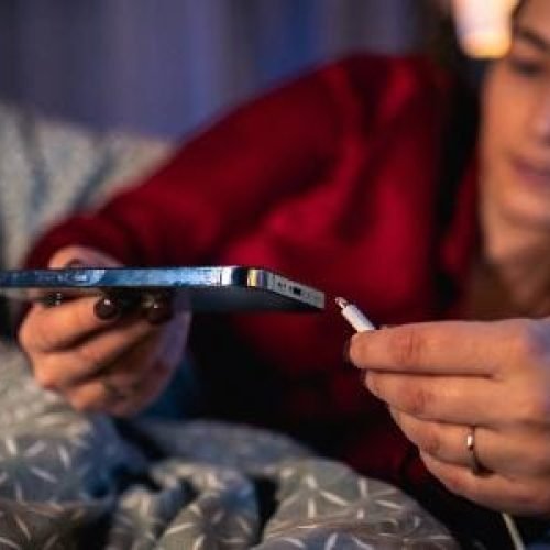 Por que a Apple pede para não dormir perto do celular ao carregar