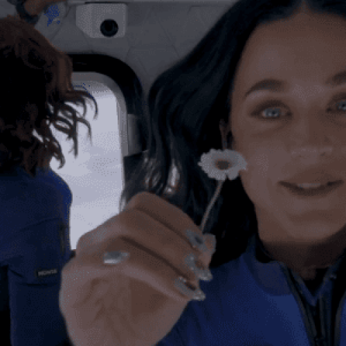 Katy Perry flutua no espaço durante viagem em foguete da Blue Origin