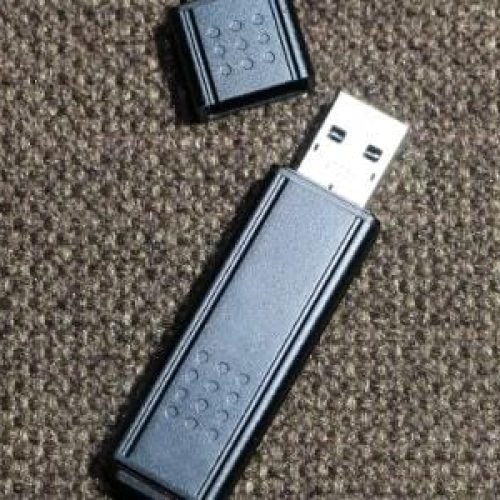 Explosão? O que acontece ao plugar um pendrive em um carregador