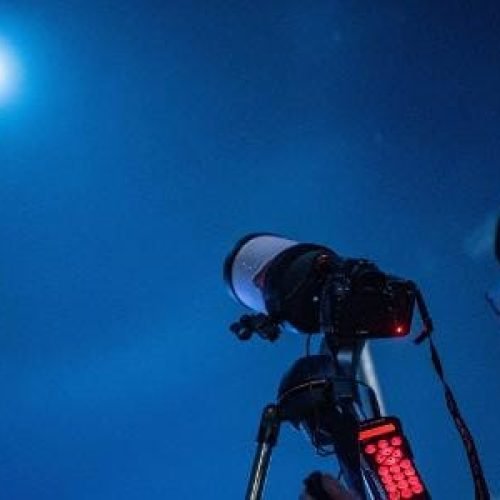 Por que a Lua fica pequena nas fotos que você tira?